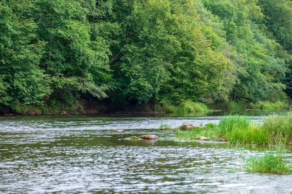 Sonbaharda sakin kırsal nehir — Stok fotoğraf