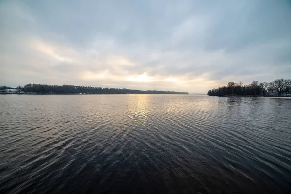 Nästan fryst flod på vintern — Stockfoto