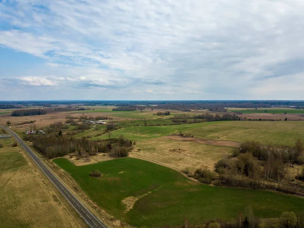 Letecký pohled na pozemní cesty a malou vesnici s domy a já — Stock fotografie