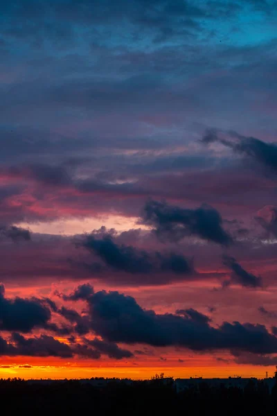 Pôr do sol colorido sobre o lago do mar com nuvens vermelhas escuras — Fotografia de Stock
