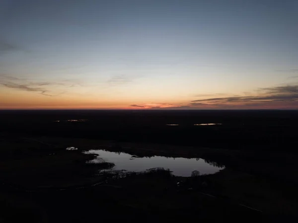 Colorido atardecer sobre el lago en verano —  Fotos de Stock