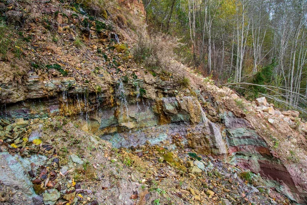 Пісковикові скелі з водоспадом біля річки — стокове фото