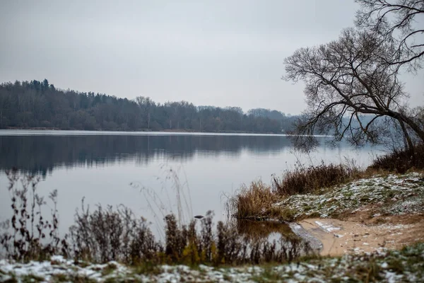 Fiume quasi ghiacciato in inverno — Foto Stock