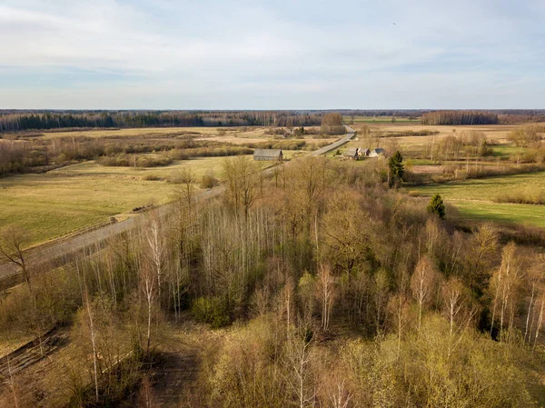 Flygbild av landsvägar och liten by med hus och l — Stockfoto