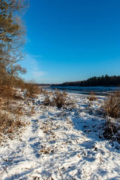 冬の田園地帯の凍った地面の質感 — ストック写真