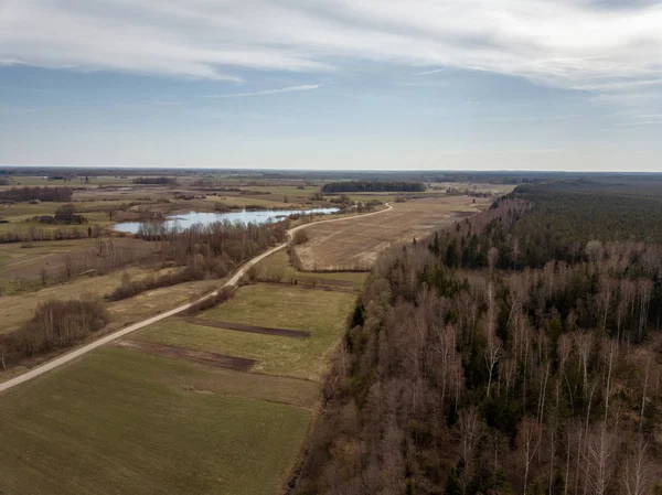 Flygvy över landsbygdsområde med skogar och sjöar — Stockfoto