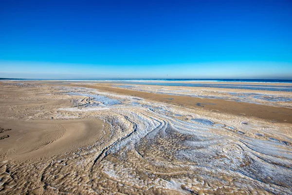 Texturas de arena congelada en invierno junto a la playa del mar — Foto de Stock