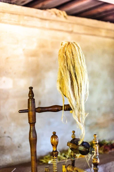 Vieille maison de campagne interrior avec des outils de travail à la main — Photo