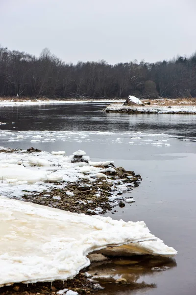 Σχεδόν παγωμένο ποτάμι το χειμώνα — Φωτογραφία Αρχείου