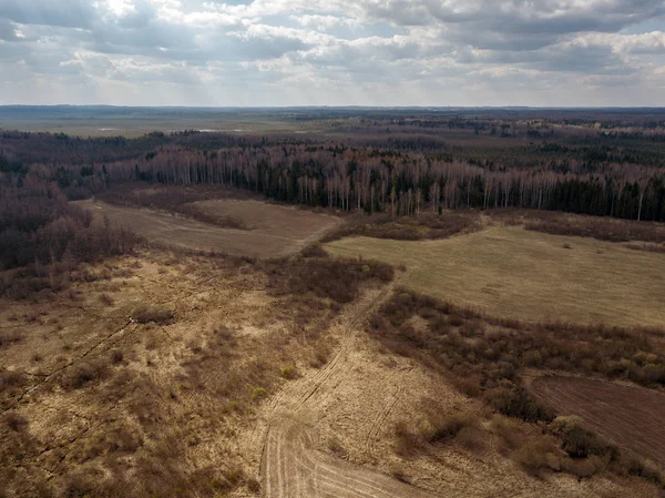 Flygvy över landsbygds fält och skogar med små sjöar — Stockfoto