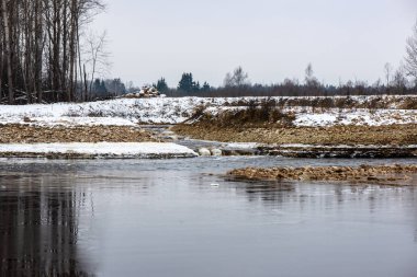 kışın neredeyse donmuş nehir