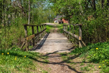 Tahta döşeme, yaya yolu. Gölde trambolin.