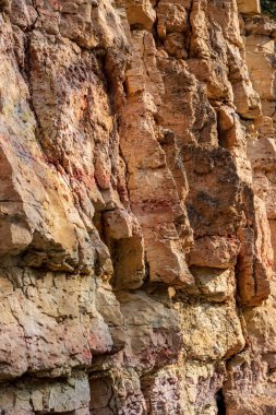nehir yakınındaki şelale ile kumtaşı kayalıklar
