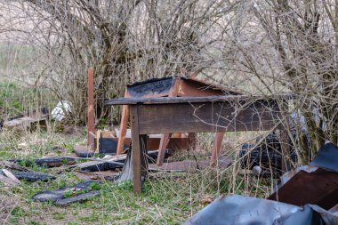 terk edilmiş yanmış ev detayları