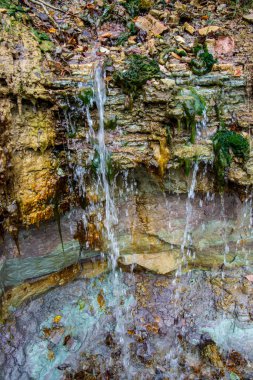 nehir yakınındaki şelale ile kumtaşı kayalıklar