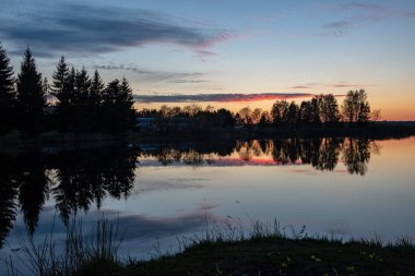 koyu kırmızı bulutlar ile deniz gölü üzerinde renkli gün batımı