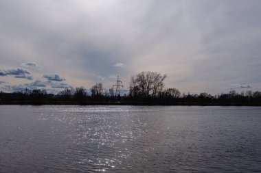 güneşli bir günde kum ve su ile deniz plajı