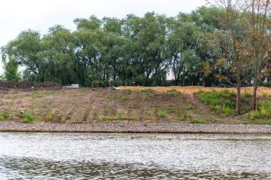 sonbaharda sakin kırsal nehir