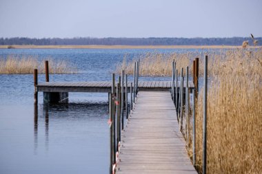 Tahta döşeme, yaya yolu. Gölde trambolin.