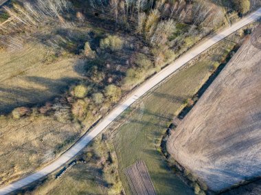 kırsal yollar ve evler ve l ile küçük bir köy havadan görünümü