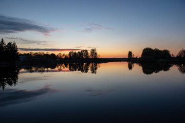 koyu kırmızı bulutlar ile deniz gölü üzerinde renkli gün batımı