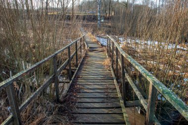 Tahta döşeme, yaya yolu. Gölde trambolin.