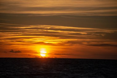 koyu kırmızı bulutlar ile deniz gölü üzerinde renkli gün batımı