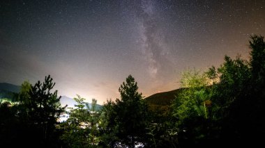 gece yıldızları ve Samanyolu galaksisi slovakya köyü nün üzerinde