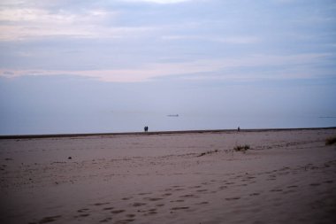 mavi bulutlar ve l ile Baltık denizi kıyısında sakin deniz plajı