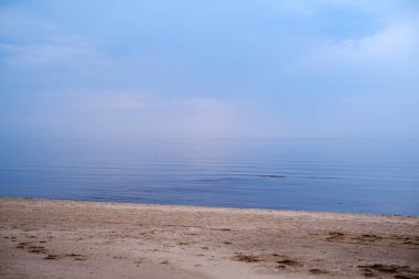 mavi bulutlar ve l ile Baltık denizi kıyısında sakin deniz plajı