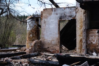 terk edilmiş yanmış ev detayları