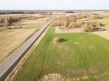 kırsal yollar ve evler ve l ile küçük bir köy havadan görünümü