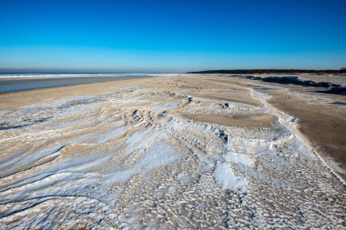 deniz plajı tarafından kışın dondurulmuş kum dokuları