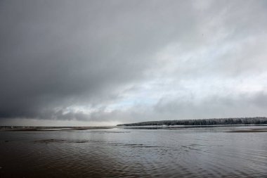 donmuş kar deniz le kaplı plaj