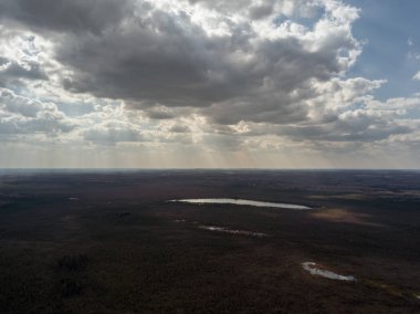 küçük göller ile kırsal alanlar ve ormanlar havadan görünümü