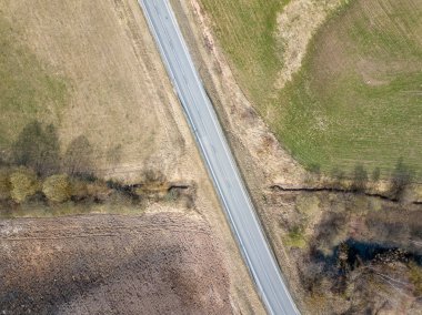 kırsal yollar ve evler ve l ile küçük bir köy havadan görünümü