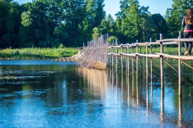 Tahta döşeme, yaya yolu. Gölde trambolin.
