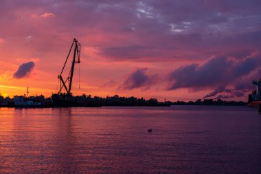 koyu kırmızı bulutlar ile deniz gölü üzerinde renkli gün batımı
