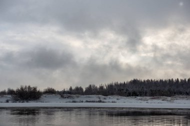 donmuş kar deniz le kaplı plaj