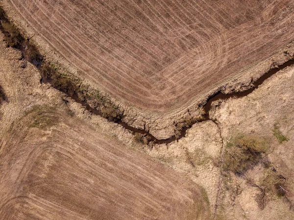 작은 시골 강 바닥의 공중 보기 는 공동 봄 시간에 물결 모양 — 스톡 사진