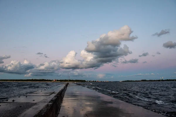 Красочный закат над морским озером с темно-красными облаками — стоковое фото