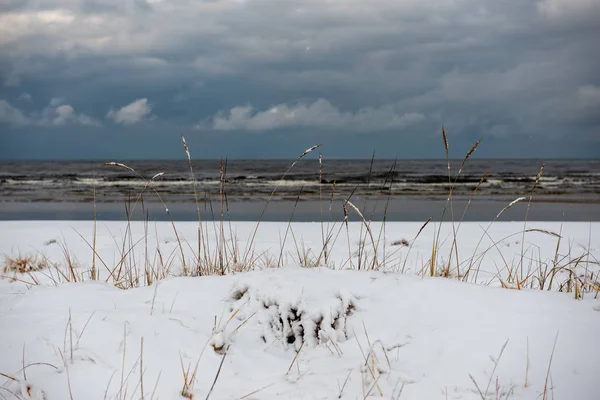 Plage couverte de neige gelée au bord de la mer — Photo