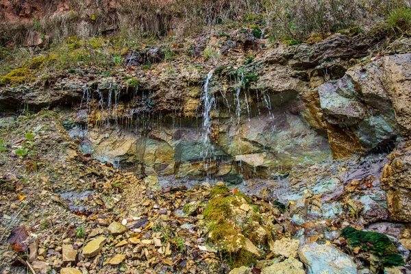 Pískovcové útesy s vodopádem poblíž řeky — Stock fotografie