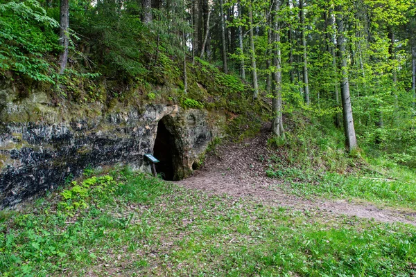 Entrada caverna de arenito no escuro — Fotografia de Stock