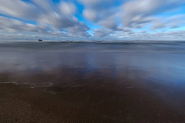 Strand mit Sand und Wasser an sonnigen Tagen — Stockfoto