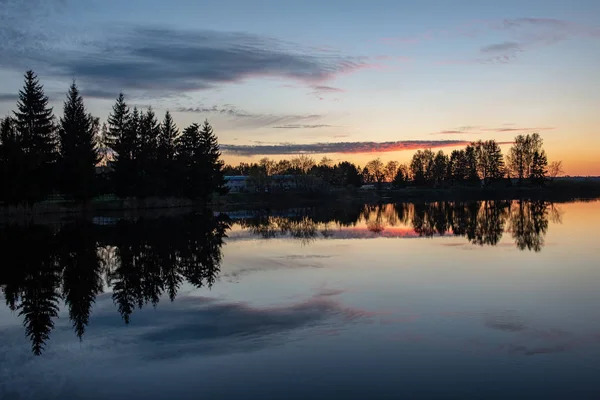 Pôr do sol colorido sobre o lago do mar com nuvens vermelhas escuras — Fotografia de Stock