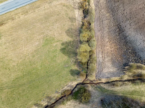 Vista aérea de lecho de río pequeño país ondulado en primavera en co — Foto de Stock