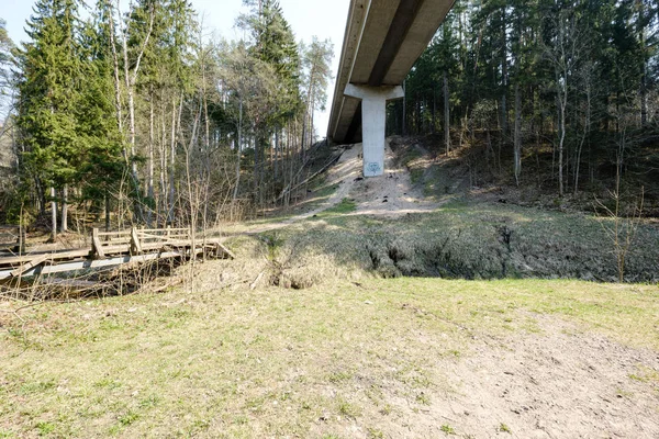 Híd a kis erdős folyó felett — Stock Fotó