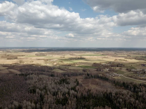 Luftaufnahme von Feldern und Wäldern mit kleinen Seen — Stockfoto