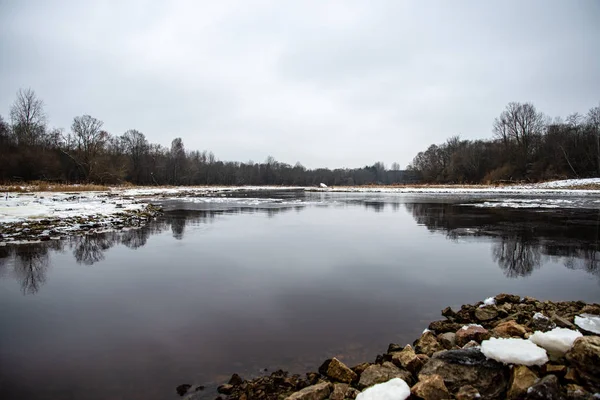 Hampir beku sungai di musim dingin — Stok Foto